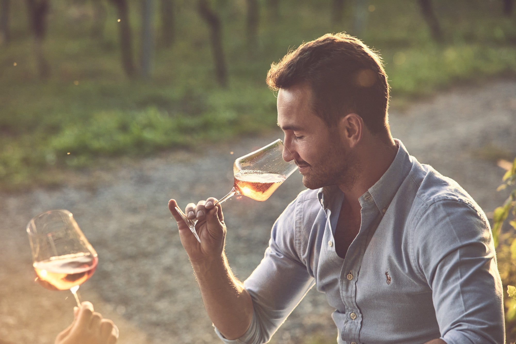 Josef Hornstein verkostet Wein
